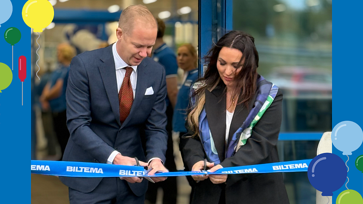 Johan Gerdevåg(Marknadschef Biltema Sverige) och Adelina Voci (Head of retail Nordic) klipper bandet på invigningen. 