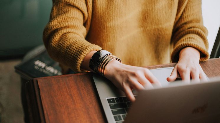 Kvinna skriver på sin laptop. Foto: Christin Hume, Unsplash