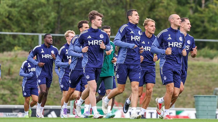 Eine Gruppe von Spielern läuft sich warm, darunter ist auch der Neuzugang Dylan Leonard