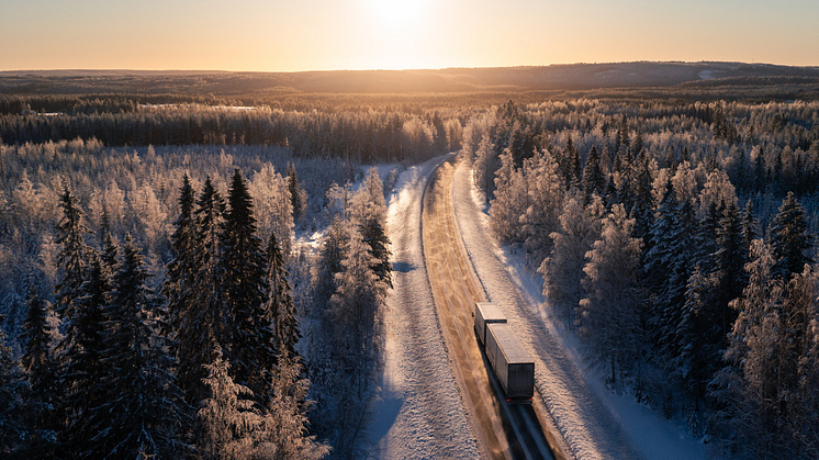 Lastbil i vinterlandskap