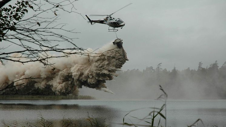 Helikopter kalkar sjö. Foto: Länsstyrelsen Västra Götaland. 