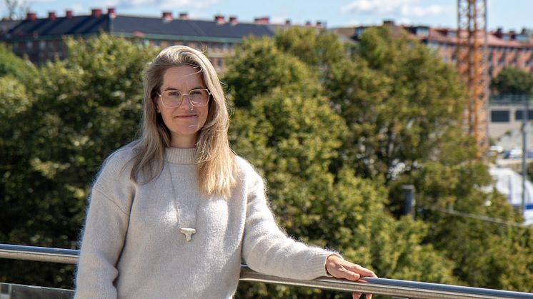 Porträttbild på Therese Wannebo med grönska i bakgrunden.