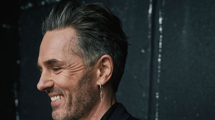 Bilden visar en leende Peter Jöback i profil.