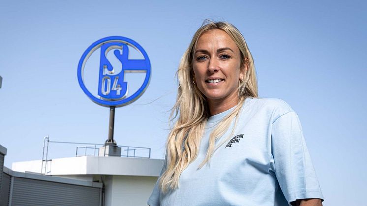Mandy Islacker neben der Geschäftsstelle auf Schalke