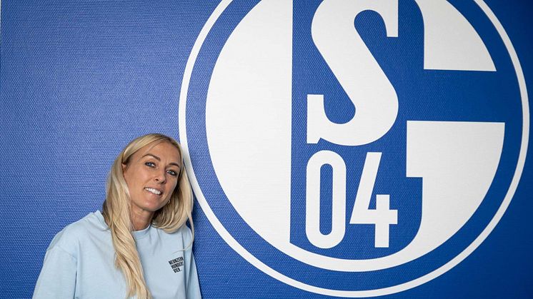 Mandy Islacker vor Schalke Wand
