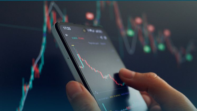 Mobilskärm med aktiekurs Foto:Istock