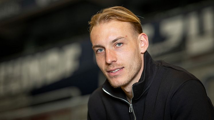 Timo Becker blickt in die Kamera