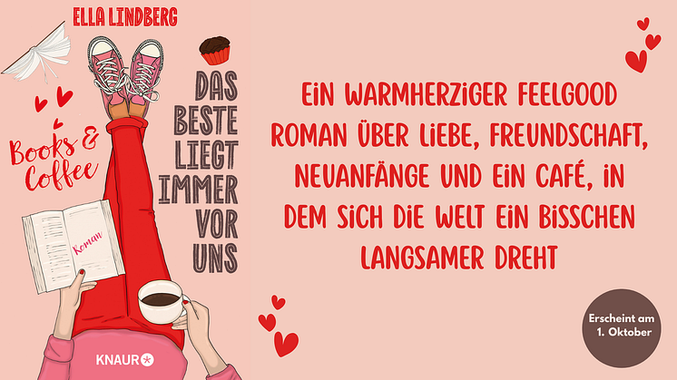 Mensch sitzt auf dem Boden, man sieht den Oberkörper nicht, liest ein Buch und trinkt Kaffee. 