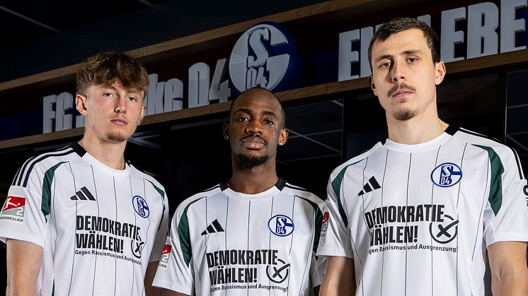 Krüger (l.) Antwi-Adjei (m.) Schallenberg (r.) tragen Trikot mit Demokratie-Schriftzug in der Schalke Kabine