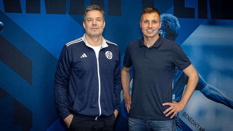 Raffael Tonello (l.) und Jakob Fimpel (r.) vor blauer Schalke Wand