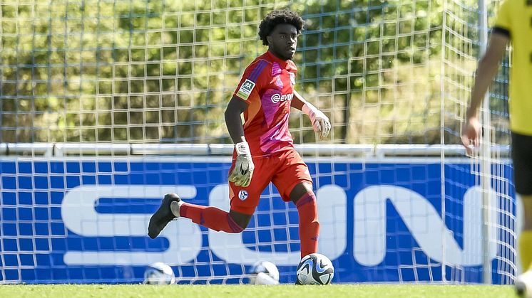 Faaris Yusufu ist in Ballbesitz