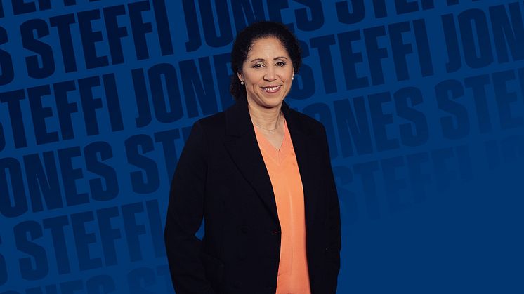 Steffi Jones vor S04-Wand