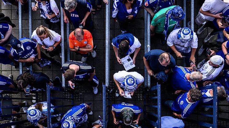 Schalker Fans von oben Fotografiert während des Einlasses vor einem Spiel
