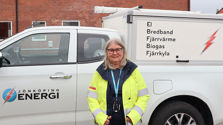 Margareta Karsberg, beredskapssamordnare på Jönköping Energi står framför en av Jönköping Energis beredskapsbilar.