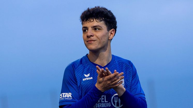 Andri Buzolli klatsch in die Hände