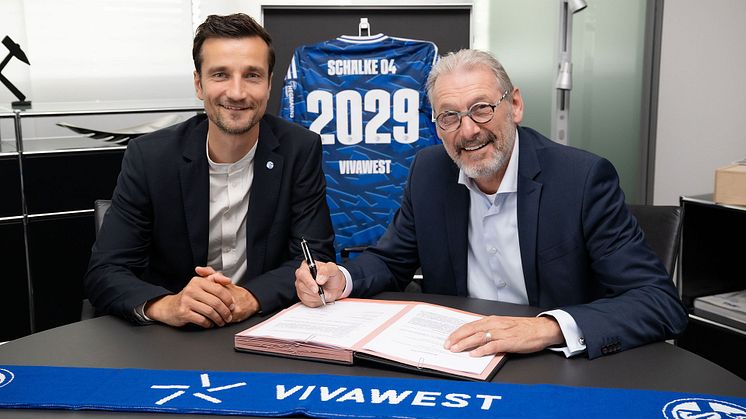 Mathias Tilmann und Uwe Eichner bei der Vertragsverlängerung mit VIVAWEST