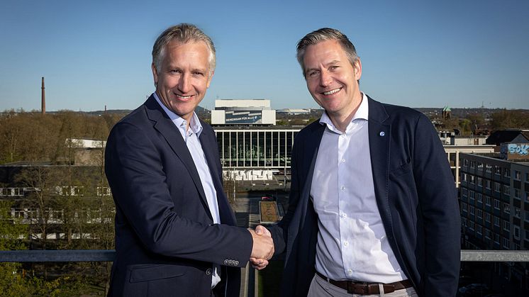 Frank Baumann (L.) und Axel Hefer (R.) geben sich die Hand