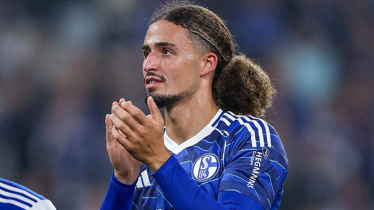Taylan Bulut applaudiert den Fans nach dem Spiel