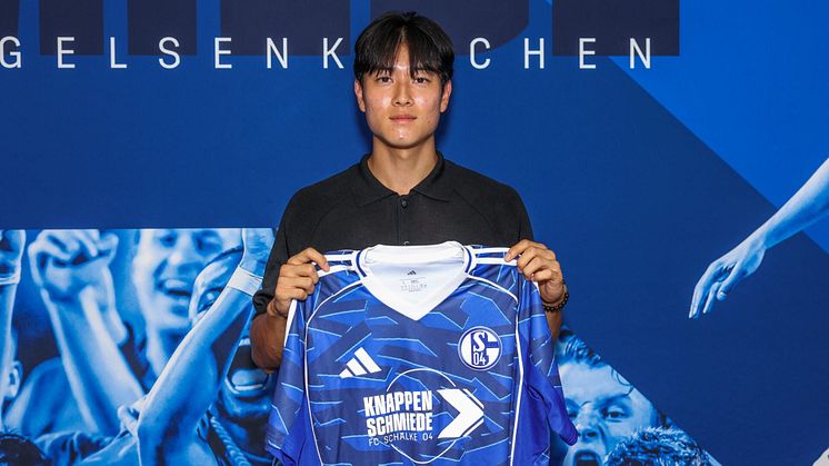 In-gyom Jung hält Knappenschmiede Trikot