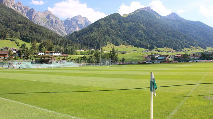 Fußballplatz vor Bergen
