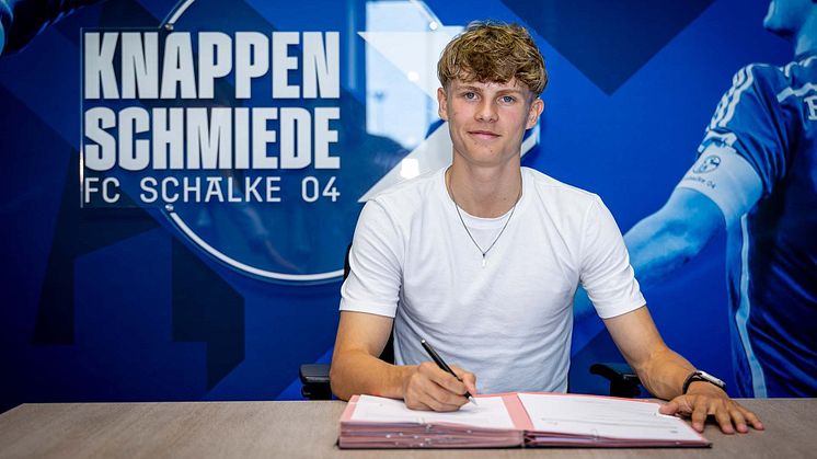 Luca Vozar unterschreibt Verlängerung