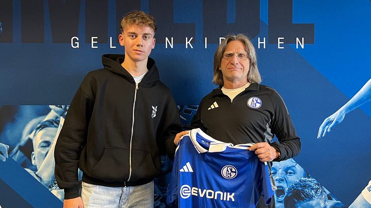 Neuzugang Niclas Damberg (l.) und Norbert Elgert (r.) mit Schalke Trikot in der Hand
