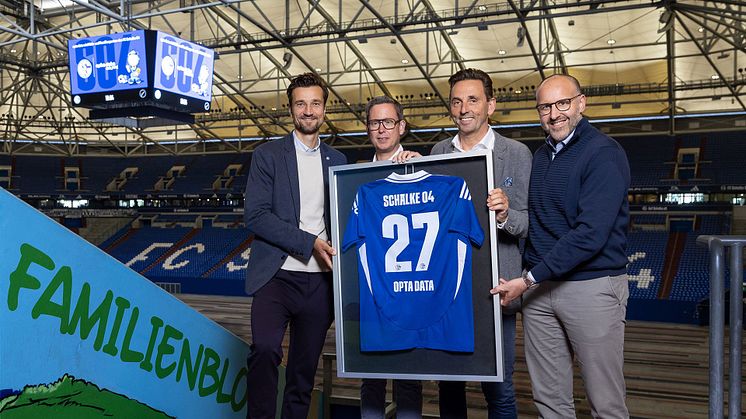 Matthias Tilmann (l.) Mark Steinbach (m.), Dr.-Ing Jan Helmig(m.) Benedikt Steffen(r.) halten eingerahmtes Schalke-Trikot im