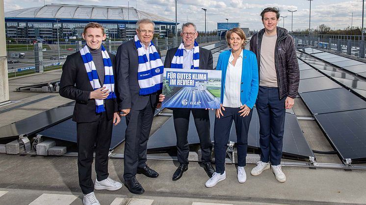 Vorstandsmitglied Christina Rühl-Hamers mit Vertretern von ELE und der Greenflsh GmbH bei der Vorstellung der PV-Anlage