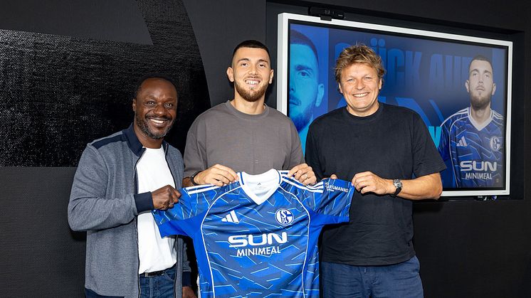 Manga (l.), Kurucay (m.) und Mulder (r.) heben ein Schalke Trikot