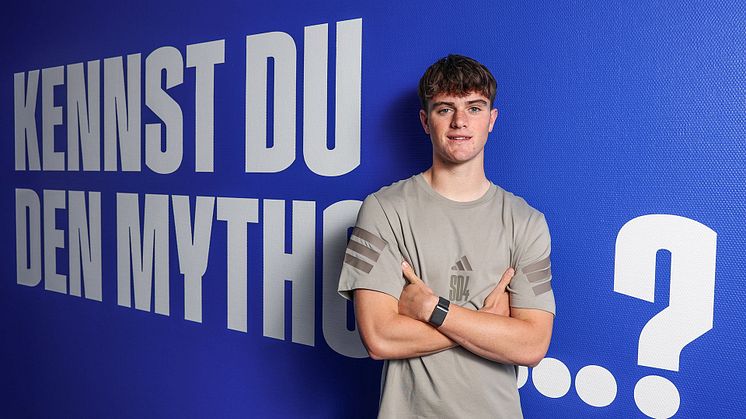 Dylan Leonard posiert vor "Kennst du den Mythos...?"