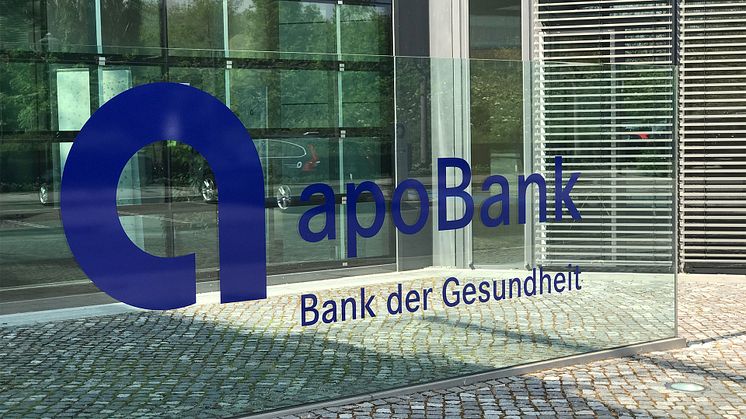 Logo der apoBank vor dem Eingang in die Zentrale in Düsseldorf