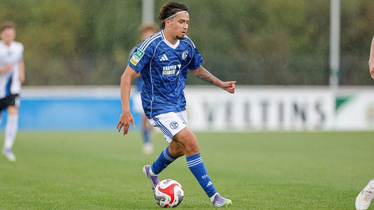 Tristan Osmani spielt Fußball im Regen