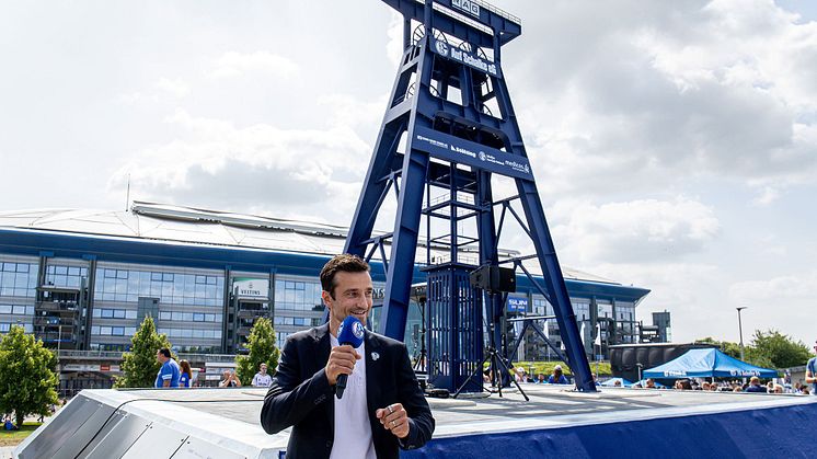 Matthias Tillmann hält eine Rede vor dem Förderturm