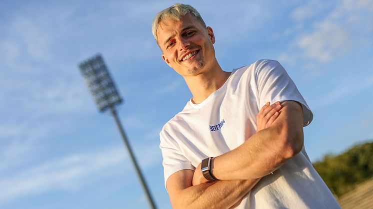 Finn Porath blickt lachend in die Kamera