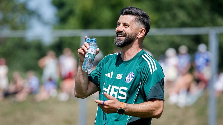 Miron Muslic hält eine Rosbacher-Flasche