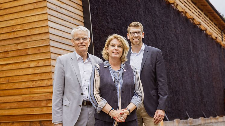 v.l. Thomas Meyer (Geschäftsführer Avacon Wasser), Claudia Kalisch (Oberbürgermeisterin Lüneburg) und Hendrik Paul (Leiter Ko