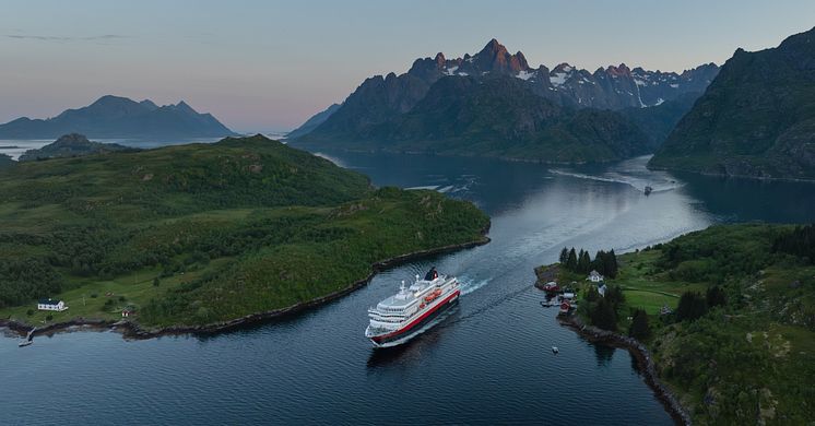 MS Richard With i Svartsundet, like ved Trollfjorden i Nordland. Foto: Espen Mills / Hurtigruten