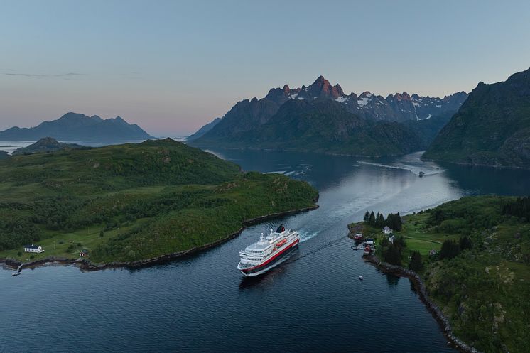 MS Richard With i Svartsundet, like ved Trollfjorden i Nordland. Foto: Espen Mills / Hurtigruten