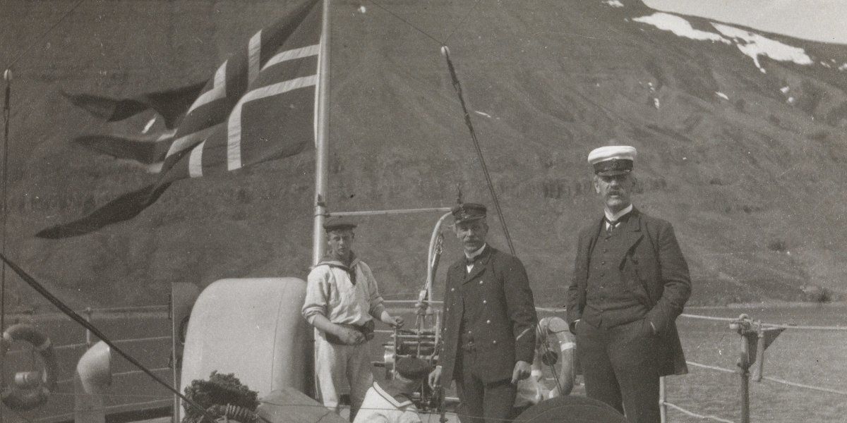 Fridtjof Nansen (til høyre) og båtsmann Nikolai Adolf Nielsen om bord i marineskipet Frithjof i Seydis (Foto: Nasjonalbiblioteket, Public domain, via Wikimedia Commons)