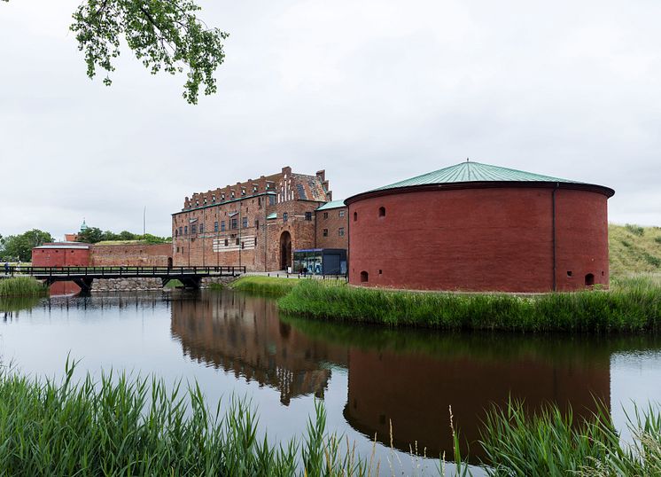 Malmöhus slott med vallgrav runt. 