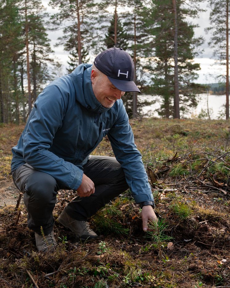 Plantering av trädplanta vid lanseringen av Sara kulturskog.