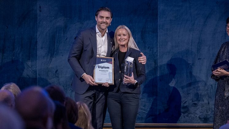 Helene Saxegaard mottar prisen på vegne av Storebrand Livsforsikring
