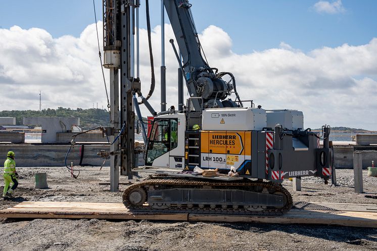Fully electric pile drilling rig at the Skandia Gateway in the Port of Gothenburg. 