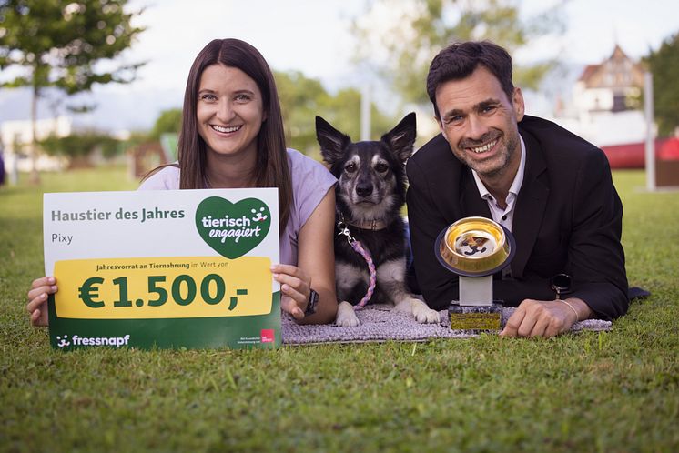 Pixy aus Vorarlberg ist das „Haustier des Jahres“ (v.l.n.r. Corina Kühne, Halterin von Pixy, Pixy und Jürgen Seiwaldstätter).