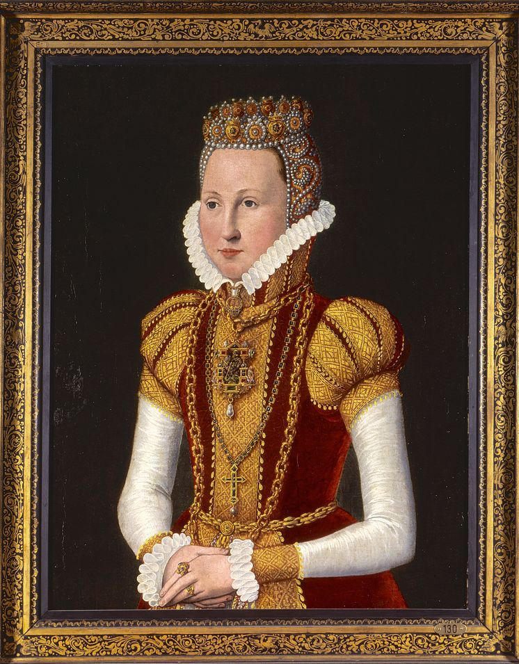 Äldre porträttmålning av Sophie av Mecklenburg i drottningklänning med broderier, guld och krona.