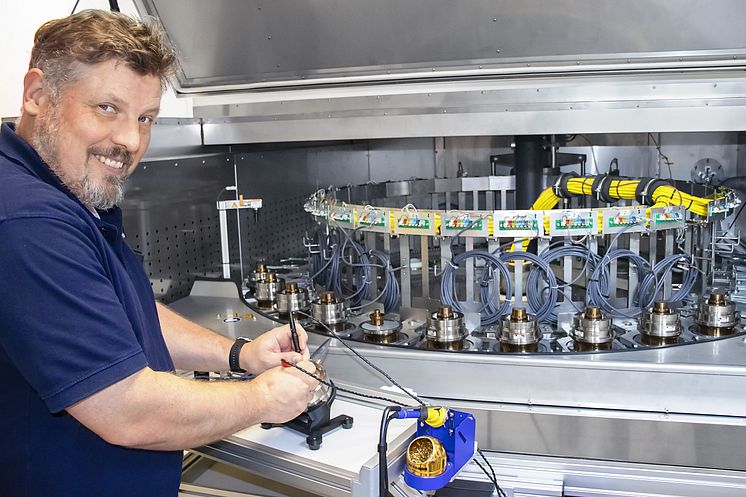 En la cámara de temperatura de la máquina de carga muerta, un almacén permite comprobar simultáneamente 32 células de carga.