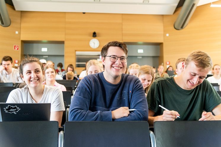 Letzte Chancen auf einen Studienplatz im Wintersemester 2025/26 | Bewerbungsportal der Universität Vechta schließt für die Bachelorstudiengänge am 30. September | Zugang zum Master mit verlängerter Bewerbungsfrist bis 31. Oktober