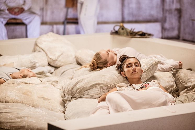 Föreställningsfoto från "Romeo och Julia" på Folkteatern.