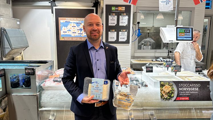 Sjømatutsending Tom Jørgen Gangsø viser frem norske fiskeprodukter på italiensk supermarked
