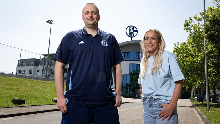 Boris Liebing (l.) und Mandy Islacker (r.) vor der Geschäftsstelle auf Schalke